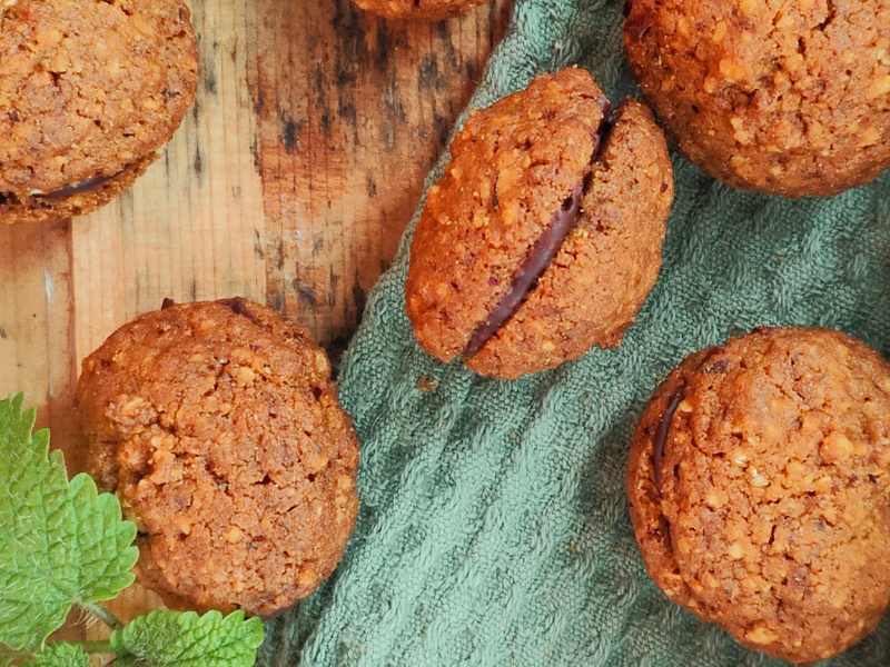 "Baci Segreti alla Menta e Cioccolato Fondente biologici, vegani, senza lattosio, senza glutine, ricchi di fibre, con nocciole e aroma di menta fresca, perfetti per un momento di piacere."