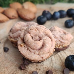 Rose dell'Amicizia alla Mandorla con Mirtilli Rossi e Cioccolato Fondente