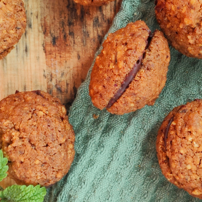 "Baci Segreti alla Menta e Cioccolato Fondente biologici, vegani, senza lattosio, senza glutine, ricchi di fibre, con nocciole e aroma di menta fresca, perfetti per un momento di piacere."